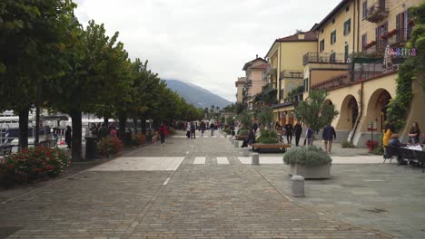 La-Gente-Se-Alinea-Para-Tomar-El-Ferry-Que-Sale-De-La-Ciudad-De-Bellagio,-Cerca-Del-Lago-De-Como.