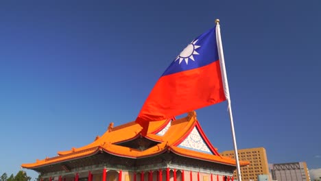 Taiwanesische-Flagge-In-Zeitlupe-Im-Wind-Mit-Typisch-Chinesischer-Schreinhalle-In-Der-Ferne
