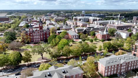 Hohe-Luftaufnahme-über-Dem-Campus-Der-Universität-Auburn-In-Auburn,-Alabama