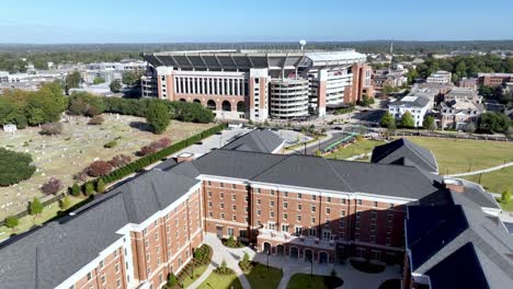 Schneller-Vorstoß-Aus-Der-Luft-In-Richtung-Des-Bryant-Denny-Stadions-Der-University-Of-Alabama