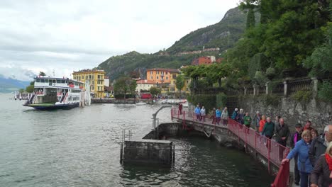 Lange-Schlange-Von-Touristen,-Die-An-Der-Küste-Der-Stadt-Varenna-Spazieren