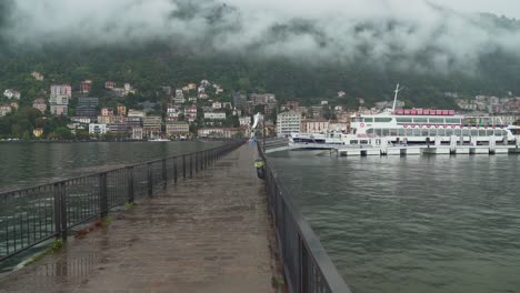 Ferry-Flotante-En-La-Costa-Del-Lago-De-Como