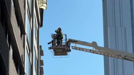 Escena-De-Bomberos-Operando-Las-Plataformas-Aéreas-De-Rescate-Preparándose-Para-Un-Rescate-En-El-Distrito-De-Taipei-Wanhua,-Ximending,-Taiwán.