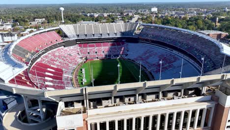 Empuje-Aéreo-Hacia-El-Estadio-Bryant-Denny-De-La-Universidad-De-Alabama-En-Tuscaloosa,-Alabama