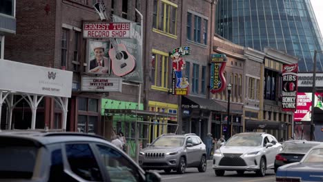 Coches-Circulando-Por-Broadway-Street-En-Nashville,-Tennessee-En-Cámara-Lenta