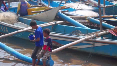 Kinder-Spielen-Auf-Dem-Fischerboot-Im-Hafen