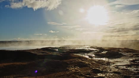 Nahaufnahme-Einer-Wunderschönen-Heißen-Quelle-Mit-Dampf,-Der-An-Einem-Sonnigen-Tag-Aus-Dem-Warmen-Wasser-In-Island-Aufsteigt