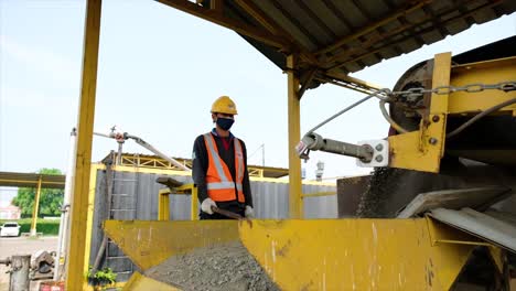 Los-Trabajadores-Controlan-Y-Revisan-Las-Máquinas-Alrededor-Del-Pugmill-Como-Un-Lugar-Para-Mezclar-Todos-Los-Materiales-Agregados-Y-Asfálticos-En-Condiciones-De-Calor-En-La-Planta-Mezcladora-De-Asfalto.