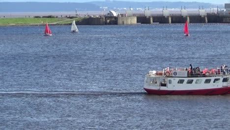 Kreuzfahrt-In-Der-Bucht-Von-Cardiff-An-Einem-Sonnigen-Tag