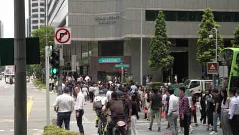 Oficinistas-Ocupados-A-La-Hora-Del-Almuerzo-Cruzando-Raffles-Quay-En-Singapur