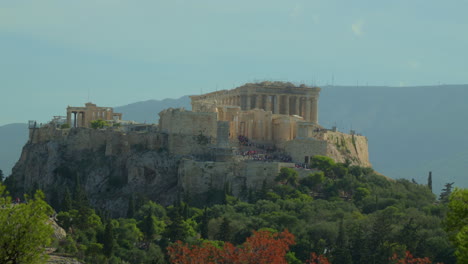 Acrópolis-De-Atenas-Con-Vistas-A-Una-Exuberante-Vegetación