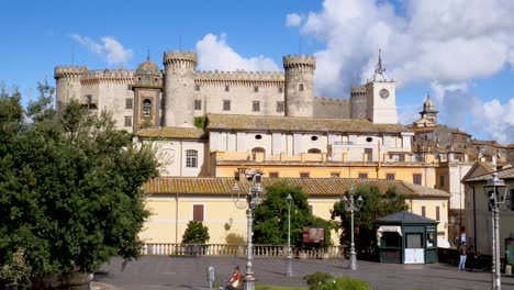 Vista-De-La-Plaza-Principal-De-Bracciano-Con-Su-Icónico-Castillo-Al-Fondo.