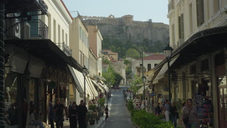 Belebte-Straße-In-Athen-Mit-Blick-Auf-Die-Akropolis