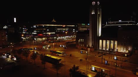 Noche-De-Alto-ángulo:-Incline-La-Torre-Del-Reloj-En-La-Plaza-Del-Ferrocarril,-Helsinki