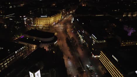 Tráfico-Nocturno-Ligero-De-La-Ciudad-En-El-Distrito-Comercial-Del-Centro-De-Helsinki,-Kluuvi