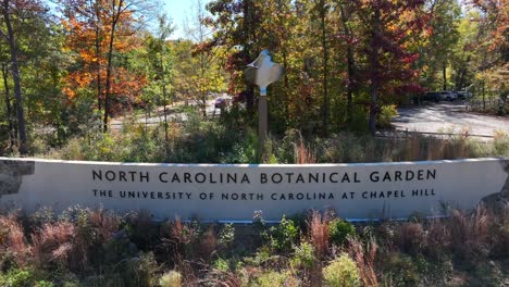 Toma-Aérea-Del-Cartel-Del-Jardín-Botánico-De-Carolina-Del-Norte-En-Unc-Chapel-Hill