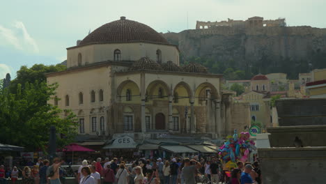 Belebter-Marktplatz-In-Athen-Mit-Blick-Auf-Die-Historische-Akropolis