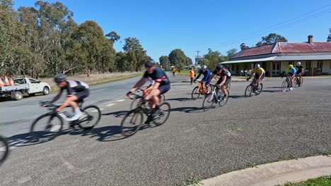 Wilby,-Victoria,-Australia---21-De-Agosto-De-2022:-Un-Grupo-De-Ciclistas-De-Carreras-Doblando-Una-Curva-En-El-Municipio-De-Wilby,-Victoria,-Australia