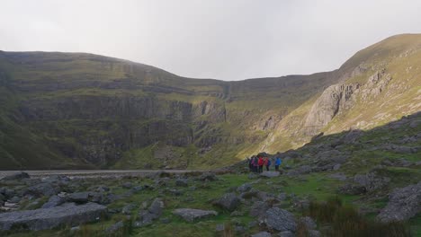 Lago-De-Montaña-Grupo-De-Excursionistas-Mirando-La-Belleza-Del-Paisaje-En-El-Lago-Coumshingaun-Montañas-Comeragh-Waterford-Irlanda-En-Un-Frío-Día-De-Invierno