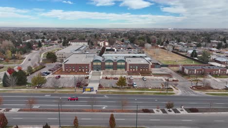 El-Edificio-Del-Departamento-De-Policía-De-Greeley-Desde-Un-Dron-Que-Muestra-La-Fachada-Frontal-De-Los-Vecindarios-Locales-Y-Los-Lotes-Traseros-Y-Campos-De-Entrenamiento.