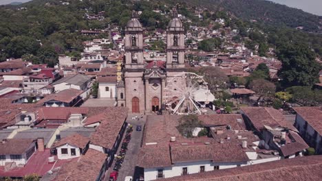 Reverse-shot-of-the-front-of-the-main-church-in-the-center-of-Valle-de-Bravo,-State-of-Mexico