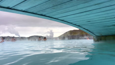 Muchas-Personas-Bañándose-En-Aguas-Termales-Del-Spa-Blue-Lagoon-En-Islandia