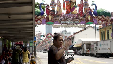 Tráfico-Ligero-Visto-A-Lo-Largo-De-Serangoon-Road-En-Little-India,-Singapur-Con-Un-Autobús-De-Dos-Pisos-Acercándose-A-La-Parada-De-Autobús