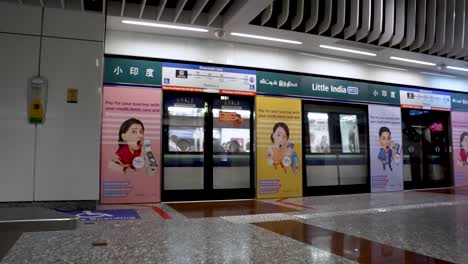 MRT-Zug-Gesehen,-Wie-Er-Die-U-Bahn-Haltestelle-Little-India-Dt12-In-Singapur-Verlässt
