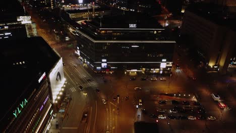 Nachtantenne-Neigt-Sich-Vom-Dynamischen-Einkaufszentrum-In-Der-Innenstadt-Von-Helsinki-Nach-Oben