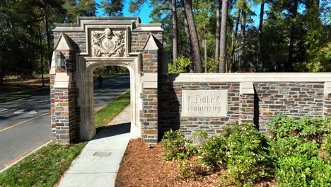 Steineingang-Der-Duke-University