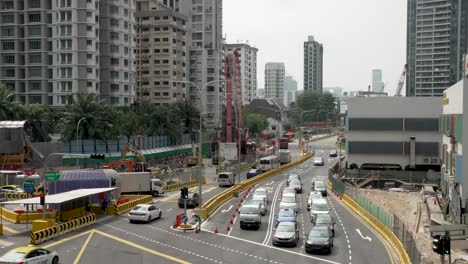 Verkehr-Vorbei-An-Bauarbeiten-Entlang-Der-Moulmein-Road-In-Novena,-Singapur