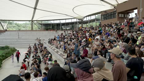 Los-Visitantes-Encuentran-Espacio-Para-Sentarse-En-El-Anfiteatro-Sky-Antes-De-La-Presentación-En-El-Zoológico-Bird-Paradise-En-Singapur.