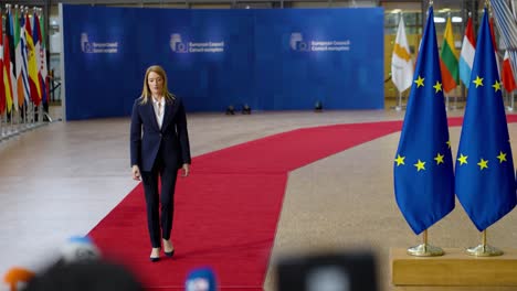 La-Presidenta-Del-Parlamento-Europeo,-Roberta-Metsola,-Llega-A-La-Alfombra-Roja-De-La-Cumbre-Del-Consejo-Europeo-En-Bruselas,-Bélgica,-En-Cámara-Lenta.