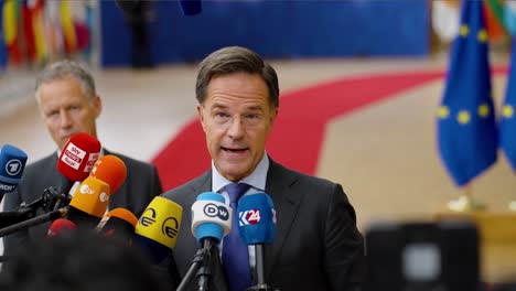 Der-Niederländische-Premierminister-Mark-Rutte-Gibt-Eine-Erklärung-Während-Des-Gipfeltreffens-Des-Europäischen-Rates-In-Brüssel,-Belgien-–-Zeitlupe