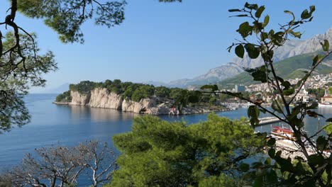 Beautiful-coastal-travel-destination-in-Europe,-rising-shot,-Makarska,-Croatia