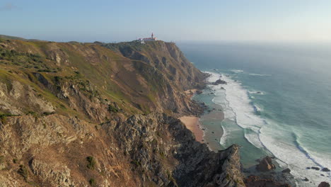 Luftaufnahme-Von-Cabo-Da-Roca-Und-Dem-Leuchtturm-Auf-Den-Klippen-Während-Der-Goldenen-Stunde