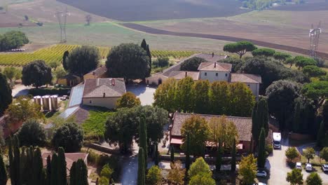 Zauberhafte-Luftaufnahme-Von-Oben-Flug-Herrenhaus-Toskana-Weinanbaugebiet-Mittelmeer-Italien-Herbst-23