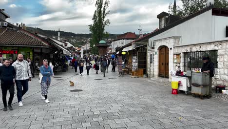 Sarajevo:-Sonnenuntergang-über-Dem-Sebilj-Brunnen-In-Baščaršija-–-Pure-Magie