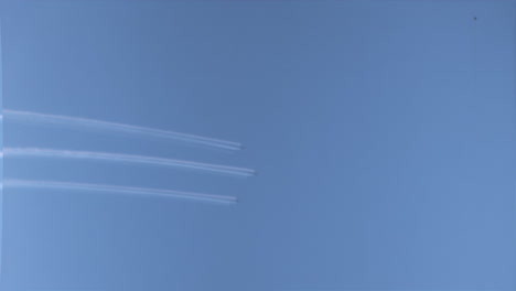 Piloten-Der-Republic-F-105-Fliegen-Koordiniert-Während-Der-Flugvorführung-Unter-Blauem-Himmel