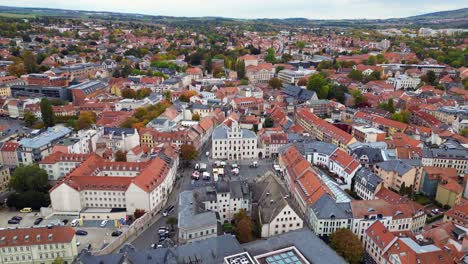 Wunderbare-Luftaufnahme-Von-Oben-Flug-Rathaus-Marktplatz-Weimar-Altstadt-Kulturstadt-Thüringen-Deutschland-Herbst-23