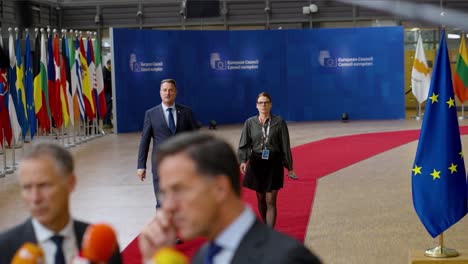 Der-Luxemburgische-Premierminister-Xavier-Bettel-Kommt-Auf-Dem-Roten-Teppich-Beim-Gipfeltreffen-Des-Europäischen-Rates-In-Brüssel,-Belgien,-An-–-Zeitlupe