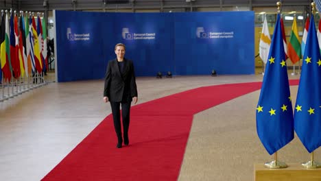 Die-Dänische-Premierministerin-Mette-Frederiksen-Kommt-Auf-Dem-Roten-Teppich-Beim-Gipfeltreffen-Des-Europäischen-Rates-In-Brüssel,-Belgien,-An-–-Zeitlupe