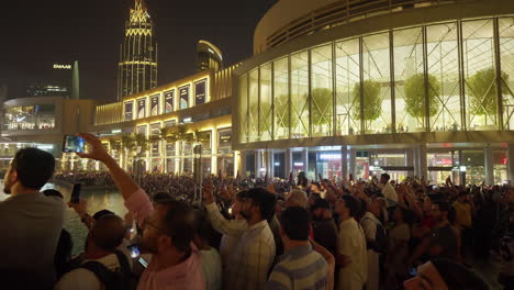 Überfüllter-Platz-Mit-Leuten,-Die-Eine-Nächtliche-Veranstaltung-In-Dubai-Filmen