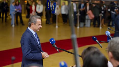 Der-Griechische-Premierminister-Kyriakos-Mitsotakis-Hält-Eine-Erklärung-Auf-Dem-Gipfel-Des-Europäischen-Rates-In-Brüssel,-Belgien-–-Profilaufnahme,-Zeitlupe