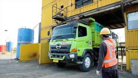 El-Camión-Se-Ha-Llenado-Con-Agregado-Mezclado-Y-Homogéneo-En-El-Camión-De-Transporte-Abriendo-La-Puerta-De-Apertura-En-La-Parte-Inferior-Del-Mezclador-Con-Control-Hidráulico-En-La-Fábrica-De-La-Planta-Mezcladora-De-Asfalto.