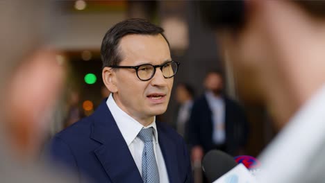 Der-Polnische-Premierminister-Mateusz-Morawiecki-Hält-Eine-Erklärung-Auf-Dem-Gipfel-Des-Europäischen-Rates-In-Brüssel,-Belgien-–-Nahaufnahme,-Zeitlupe
