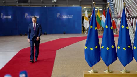 Der-Belgische-Premierminister-Alexander-De-Croo-Kommt-Auf-Dem-Roten-Teppich-Beim-Gipfeltreffen-Des-Europäischen-Rates-In-Brüssel,-Belgien,-An-–-Zeitlupe
