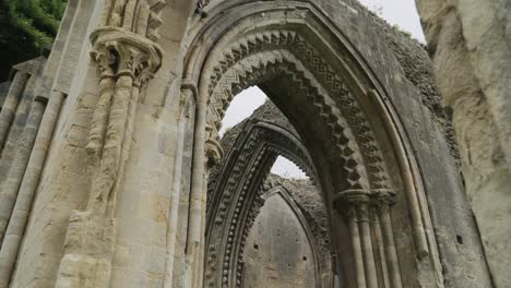 Ruinen-Der-Abtei-Von-Glastonbury,-Detail-Der-Gotischen-Bögen-In-4K-Zeitlupe