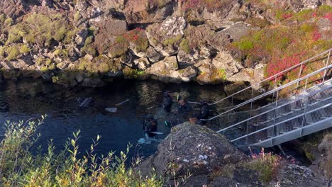 Tourists-experiencing-snorkeling-between-tectonic-plates-on-Silfra-fault