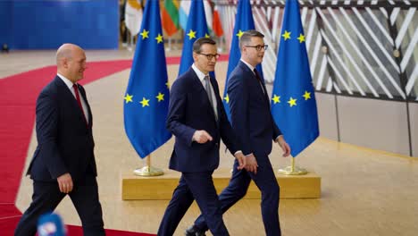 El-Primer-Ministro-Polaco,-Mateusz-Morawiecki,-Llega-A-La-Alfombra-Roja-De-La-Cumbre-Del-Consejo-Europeo-En-Bruselas,-Bélgica,-En-Cámara-Lenta.